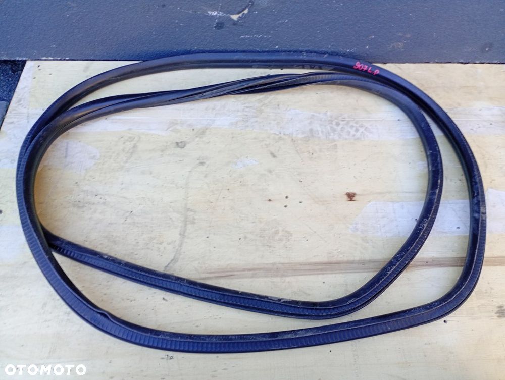 uszczelka karoseryjna drzwi lewa przód mercedes sprinter w907 910 2018-2026r - 1