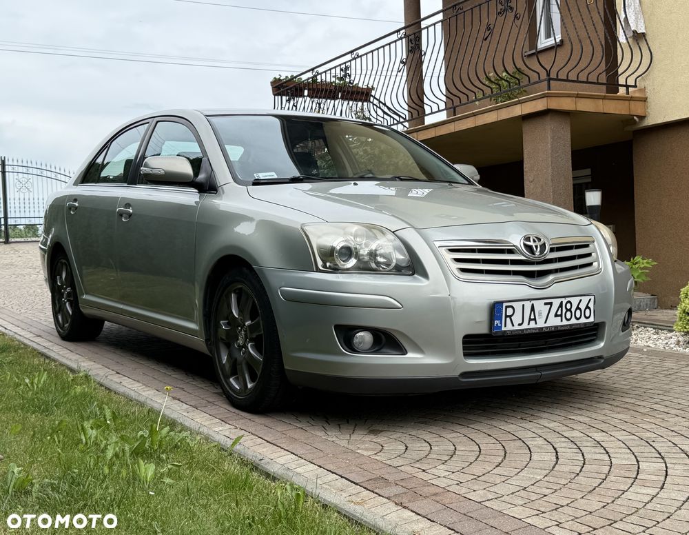 Toyota Avensis 1.8 VVT-i Sol - 1