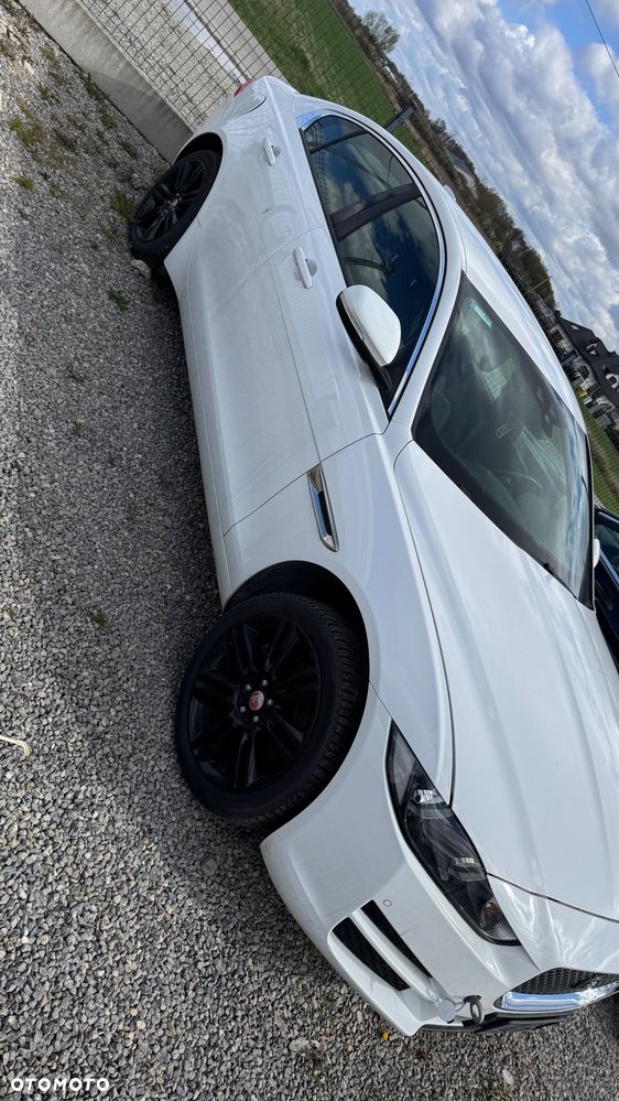 Jaguar XE - 4