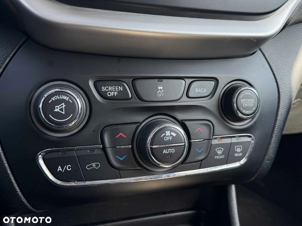 Jeep Cherokee - 29