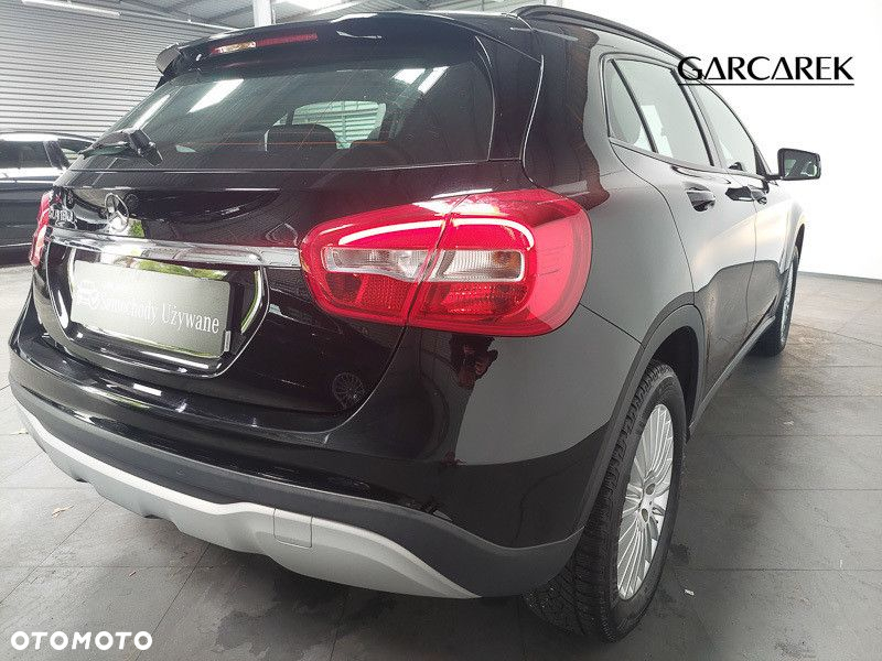 Mercedes-Benz GLA 180 7G-DCT - 15