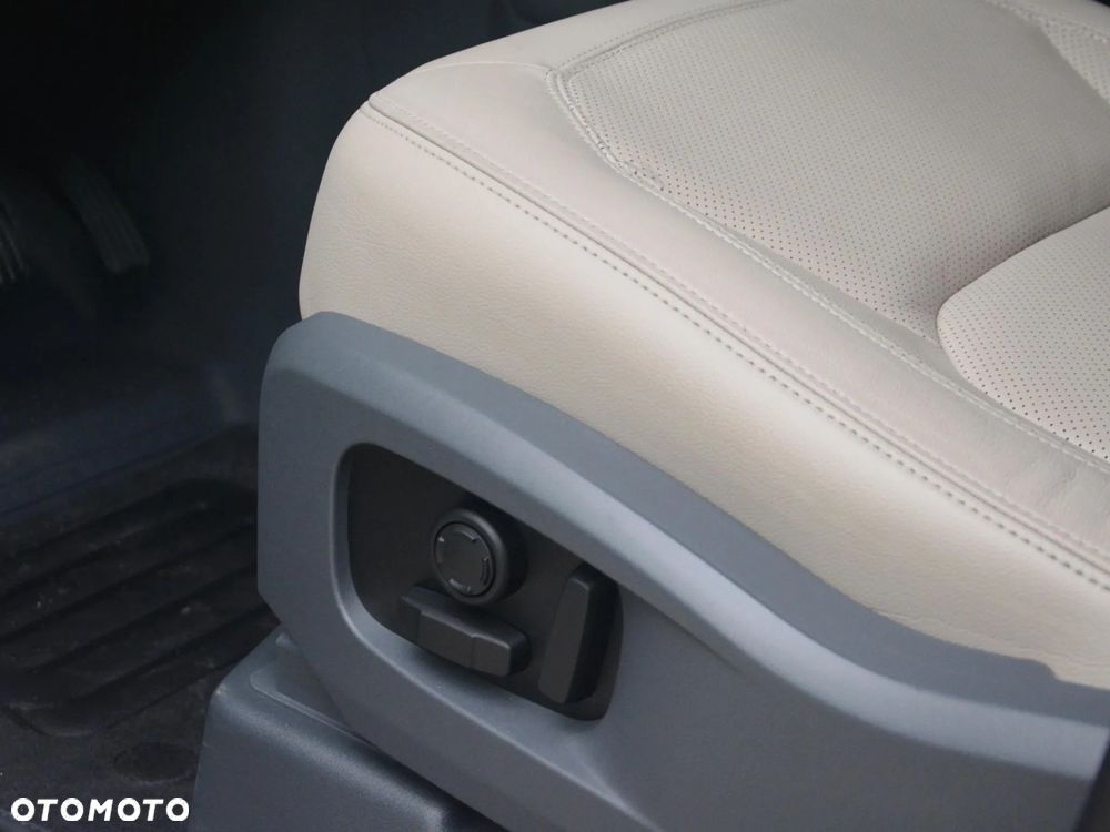 Land Rover Defender 110 D250 SE - 17