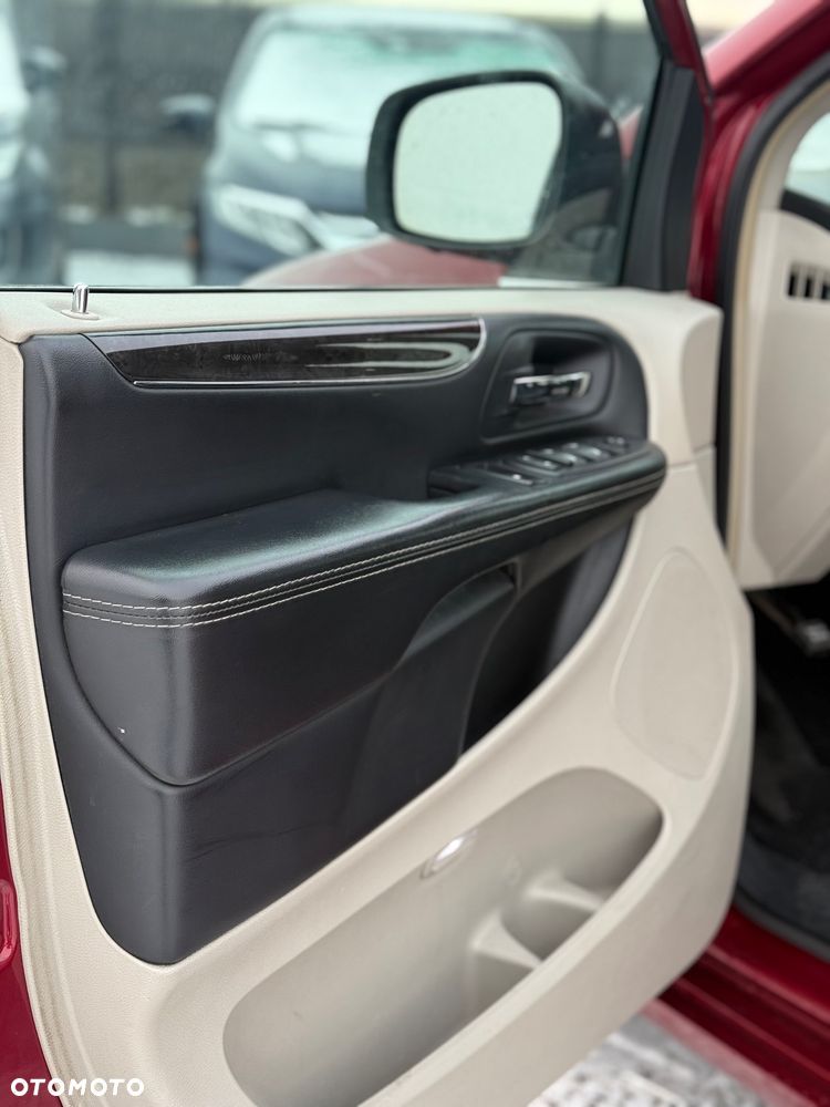 Chrysler Town & Country 3.6 Limited - 21