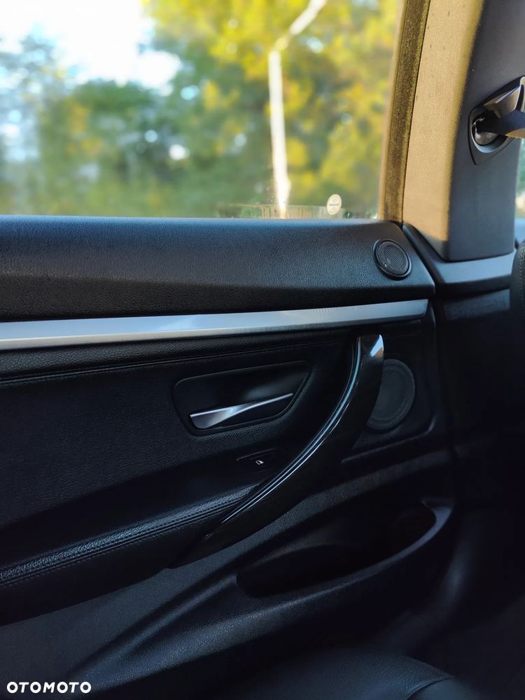 BMW Seria 3 328i xDrive Sport Line - 35