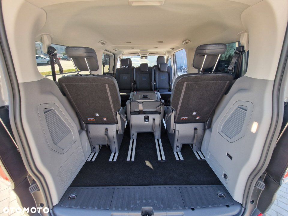 Ford Tourneo Custom - 12
