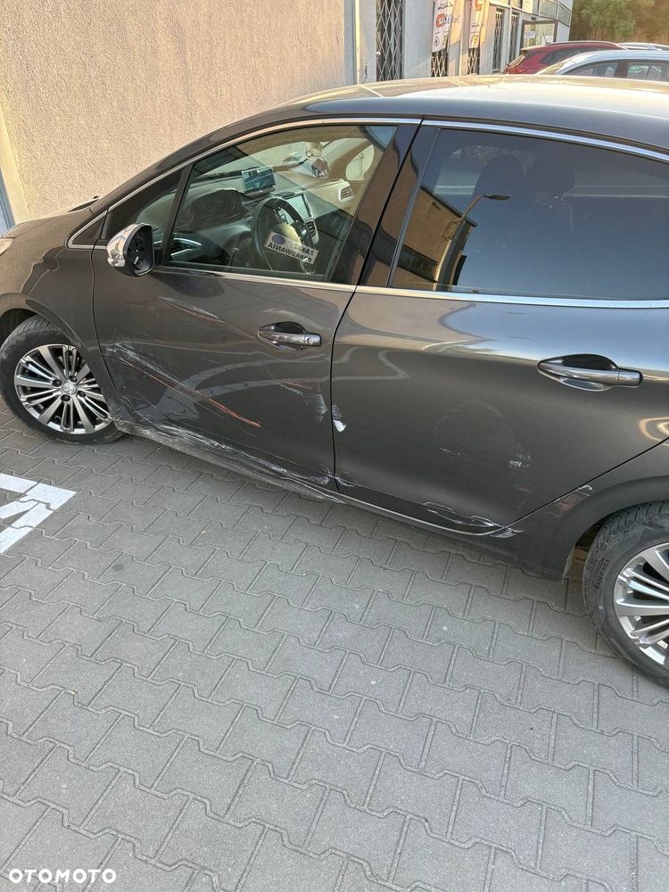 Peugeot 208 1.2 PureTech Active - 12