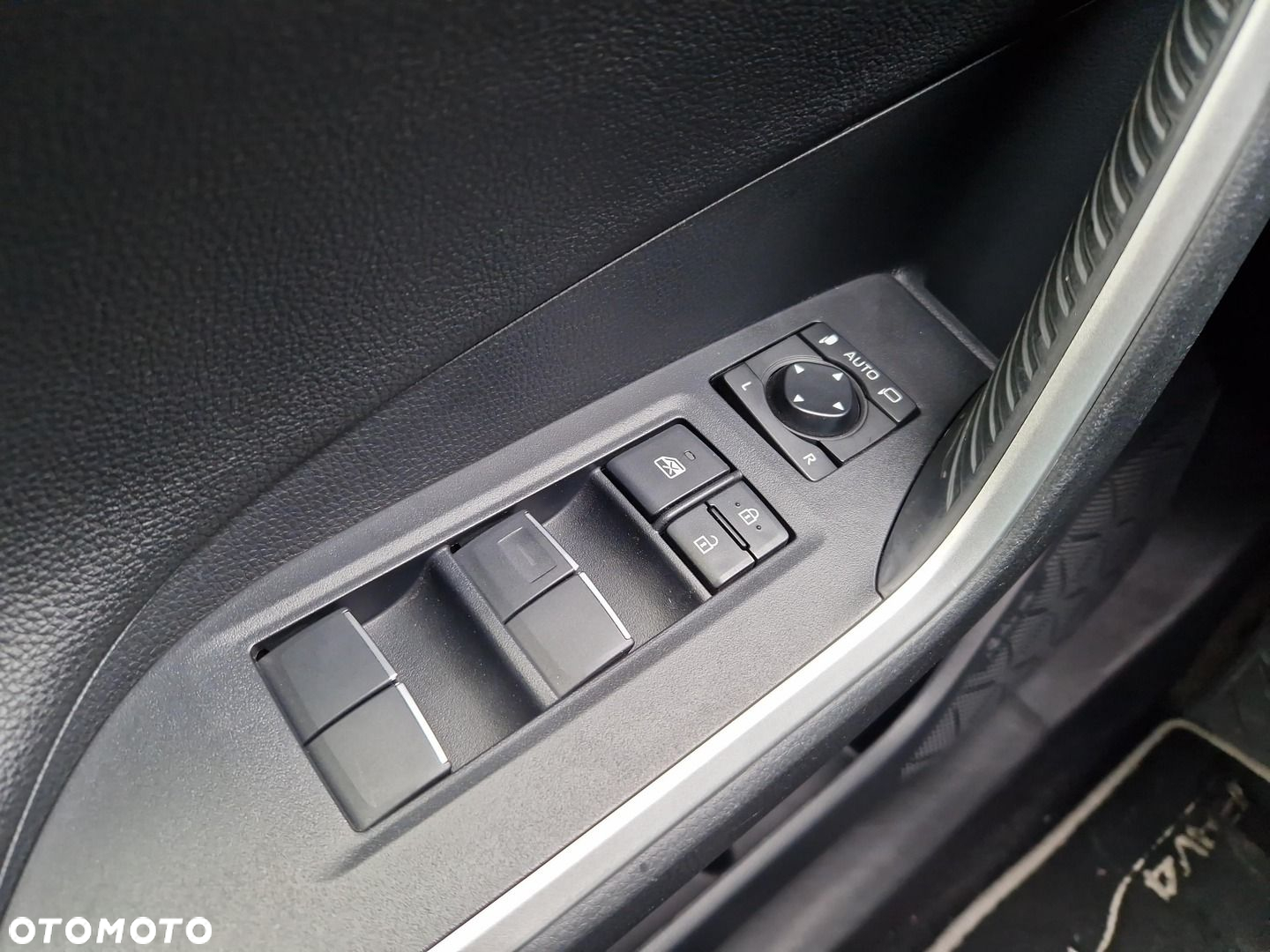 Toyota RAV4 2.5 Hybrid Black Edition by JBL 4x4 - 26