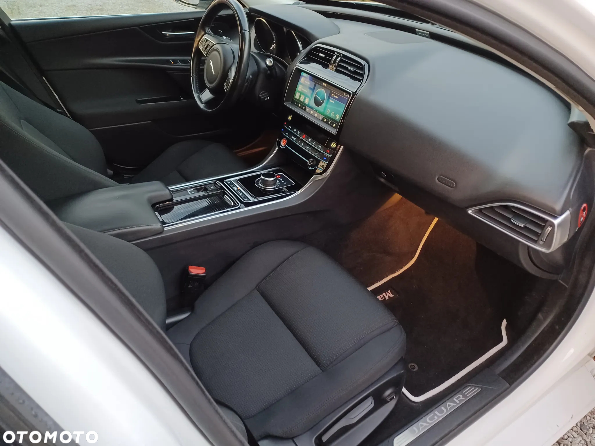 Jaguar XE - 15