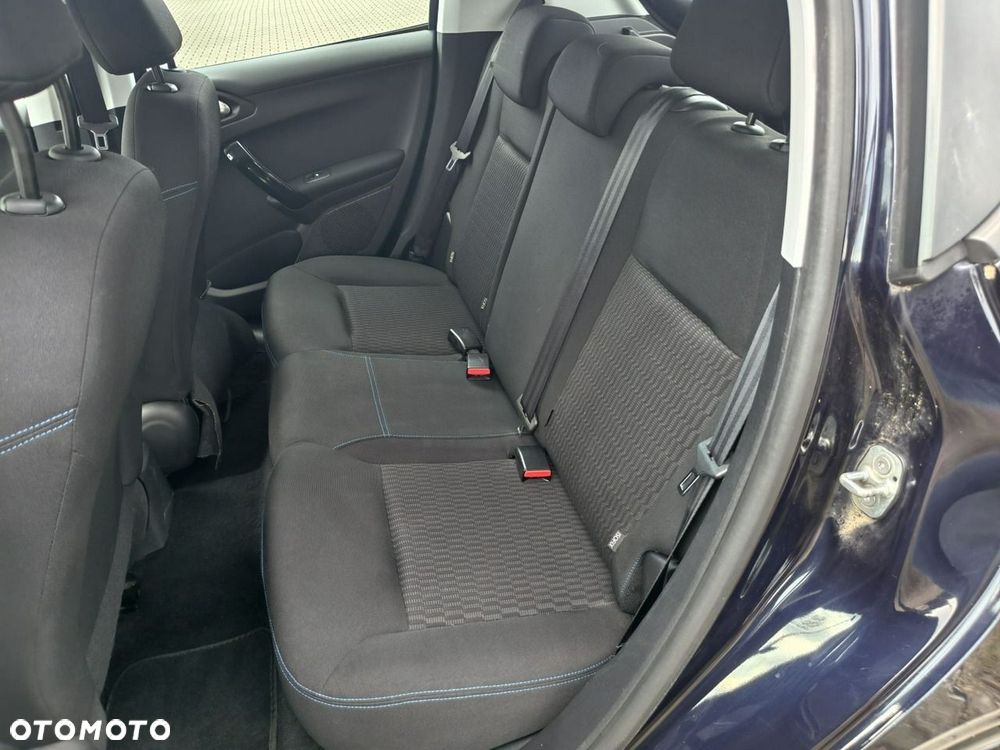 Peugeot 208 - 18