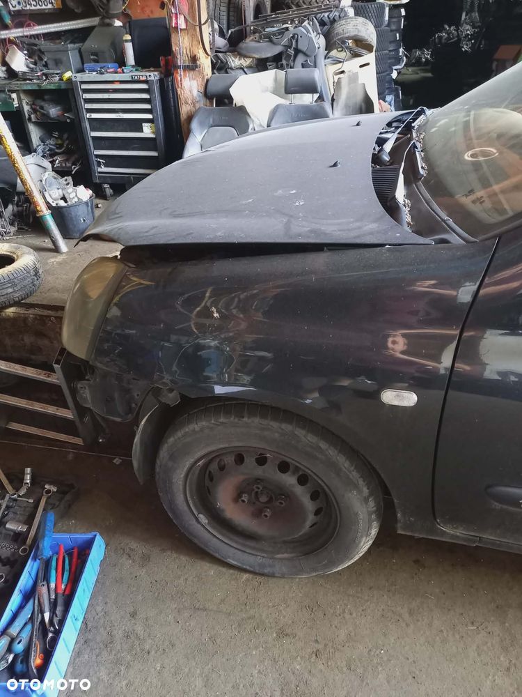 Części  Renault Clio II  5- drzwi  BŁOTNIK LEWY PRZÓD CZARNY - 1