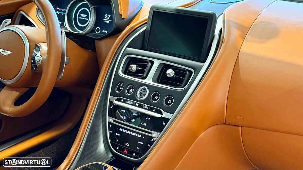 Aston Martin DB11 Coupé - 38