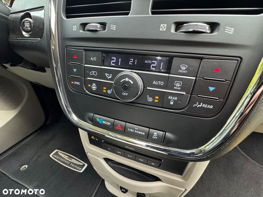 Chrysler Town & Country - 26