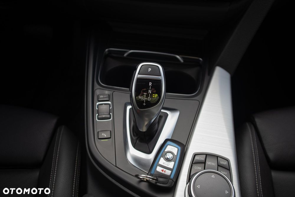 BMW Seria 3 330i xDrive M Sport - 23