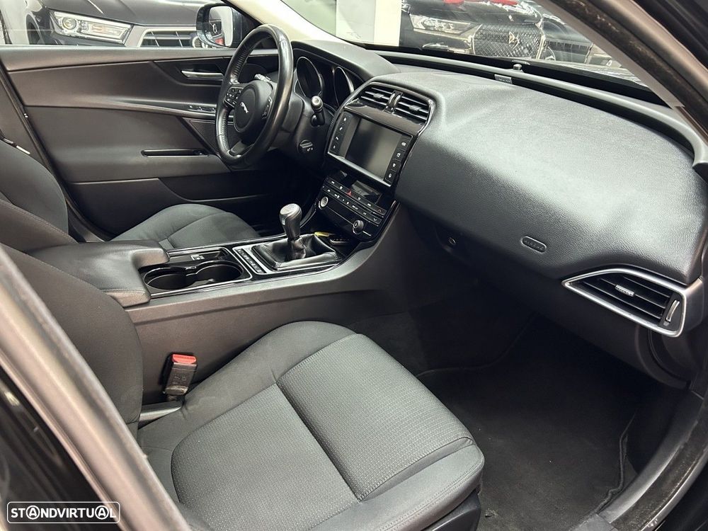 Jaguar XE 2.0 D Prestige - 12