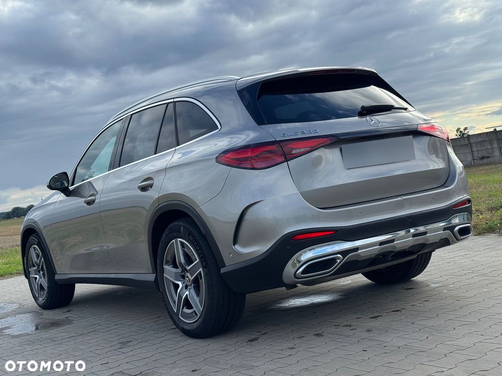 Mercedes-Benz GLC 300 4Matic 9G-TRONIC AMG Line Plus - 21