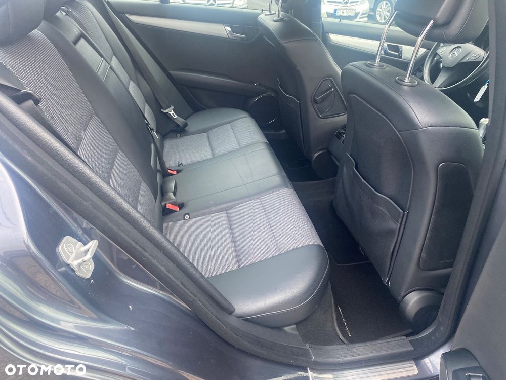 Mercedes-Benz Klasa C 180 CGI BlueEFFICIENCY Avantgarde - 27