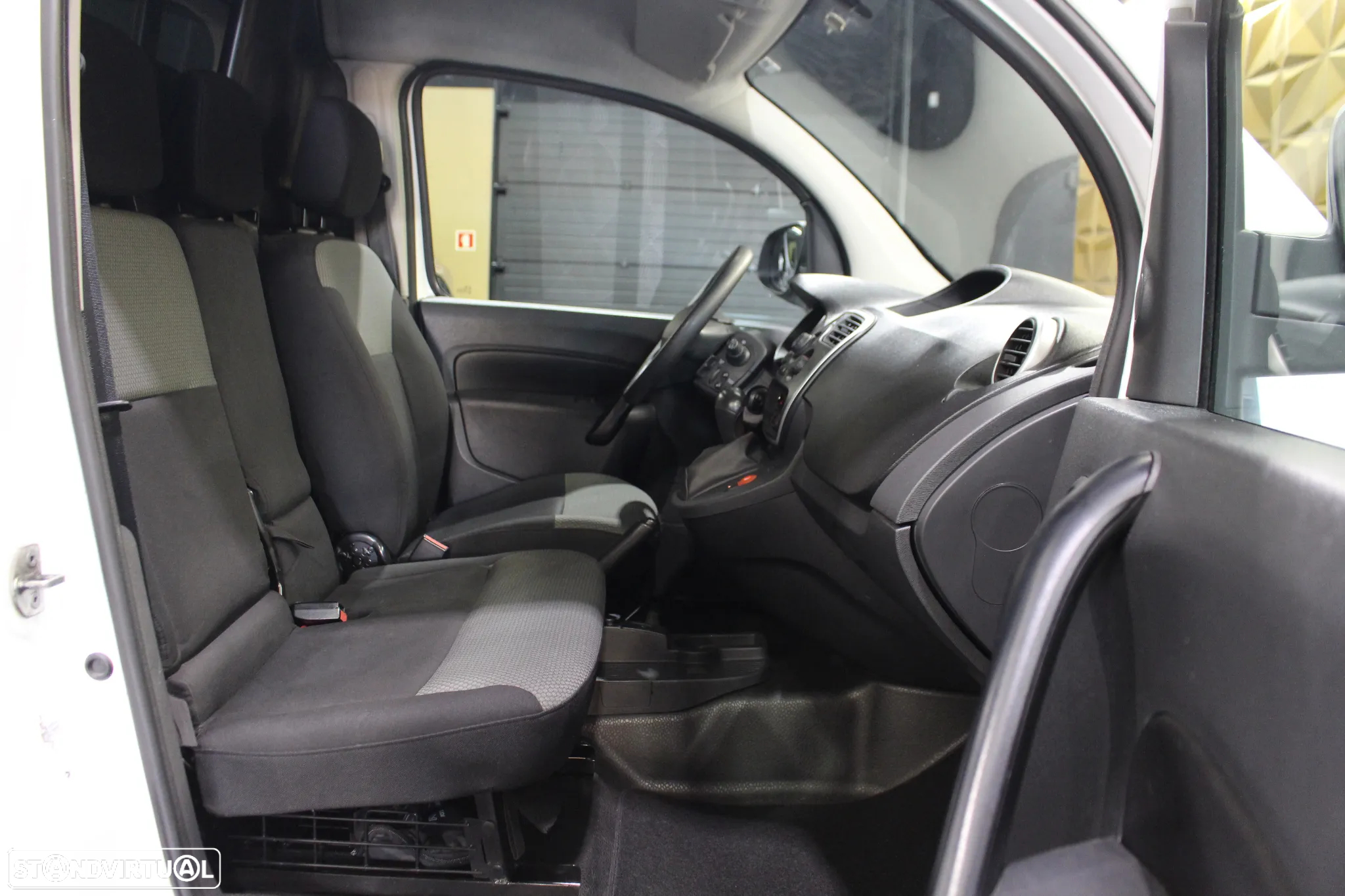 Renault Kangoo Maxi Cx. Automática 3Lugares - 17