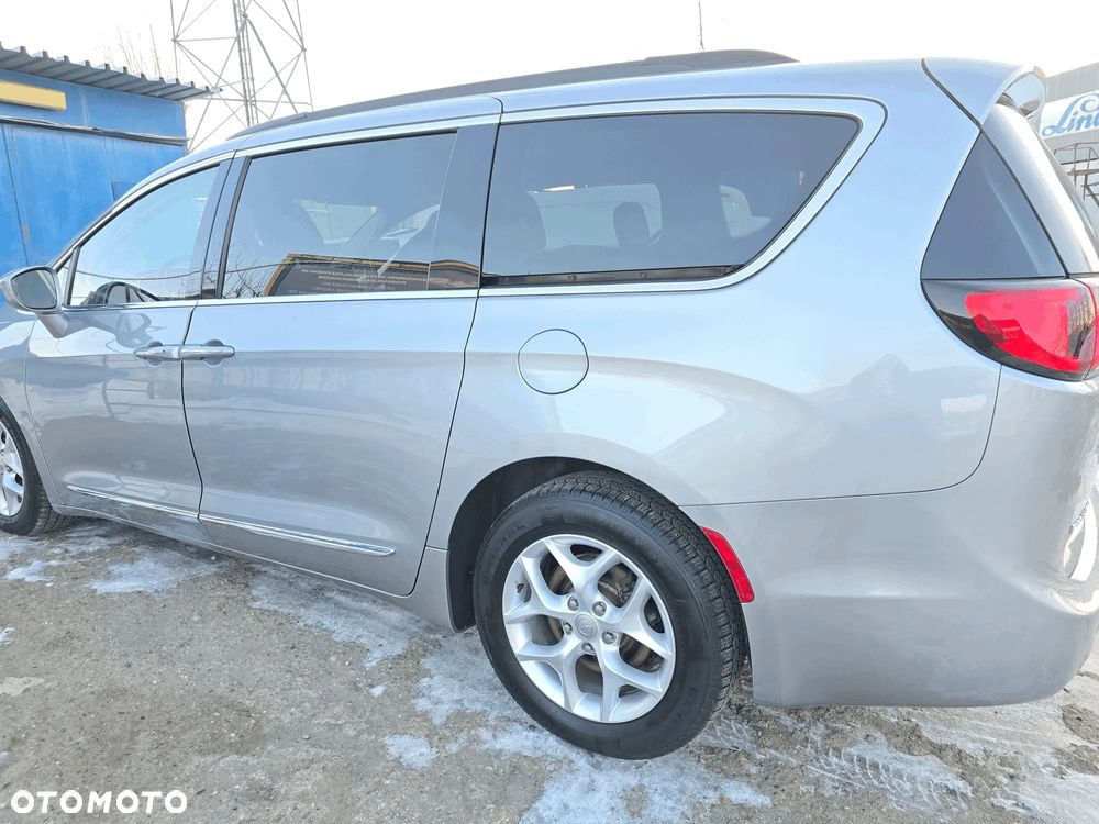 Chrysler Pacifica - 2