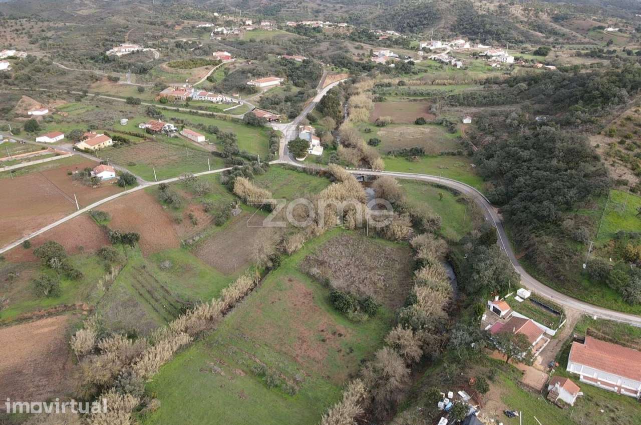 Terreno em Vale Figueira, Messines, com leito de água, 9.400 m².