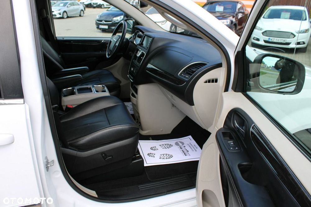 Chrysler Town & Country - 24