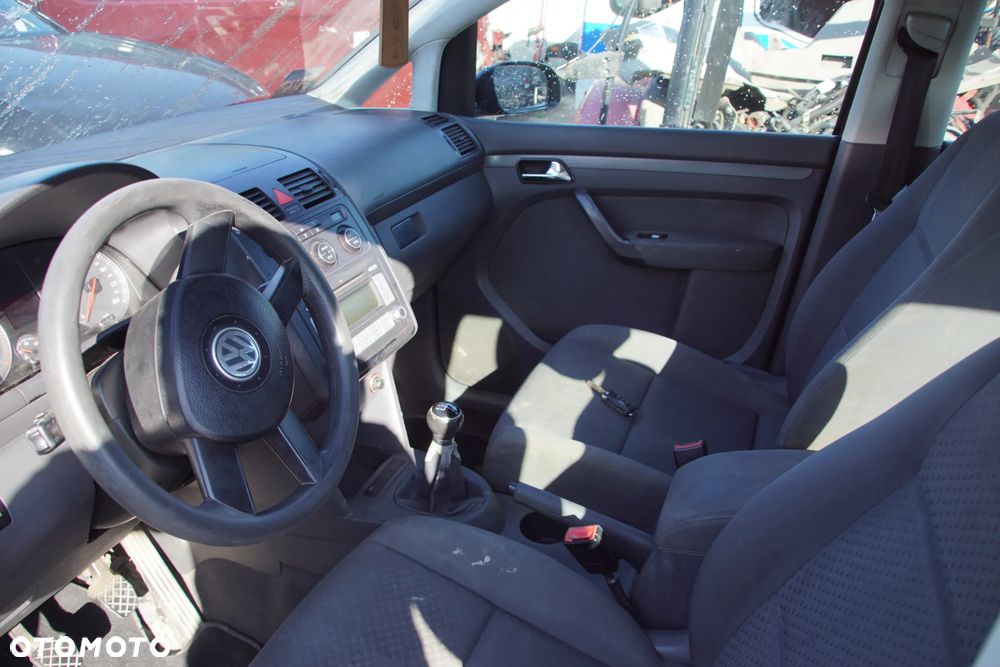 Auto na części - Volkswagen Touran I 1.9 TDI 105 KM BKC GQN LC9Z 2005R Silnik Skrzynia Drzwi Maska Błotnik Klapa Zderzak Lampa Lusterko Klamka Szyba Deska Kokpit Sterownik Moduł Czujnik Licznik Panel Kierownica - 11