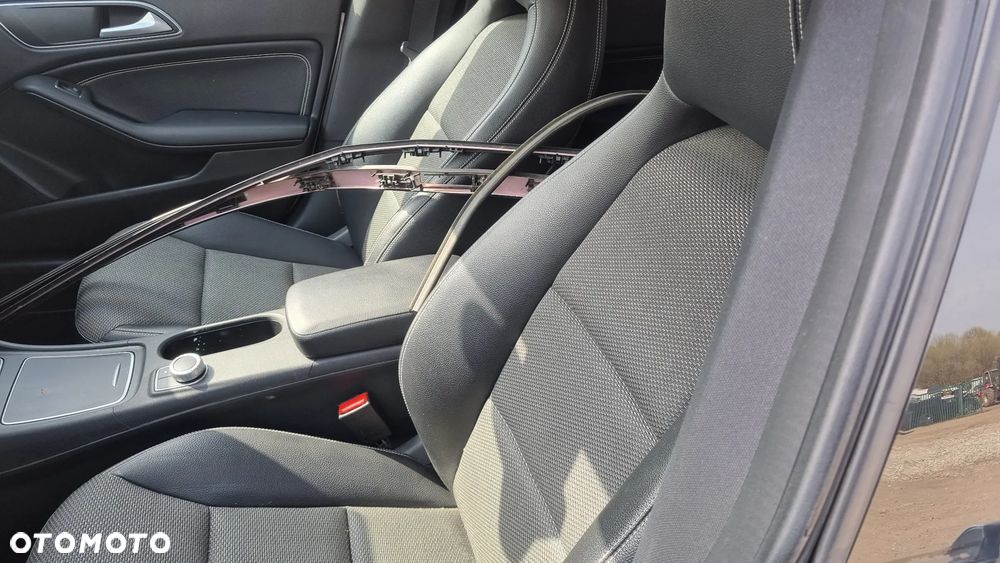 Mercedes-Benz CLA 200 d 7G-DCT UrbanStyle Edition - 32