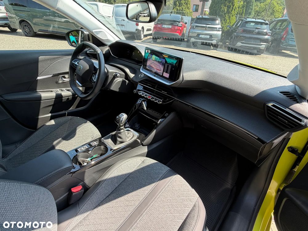 Peugeot 208 - 8