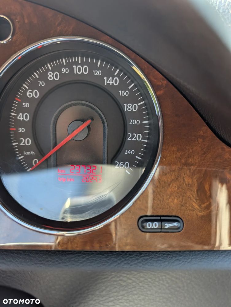 Volkswagen Passat 2.0 TDI DPF Highline - 9