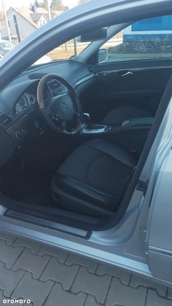 Mercedes-Benz Klasa E 240 4Matic Avantgarde - 17