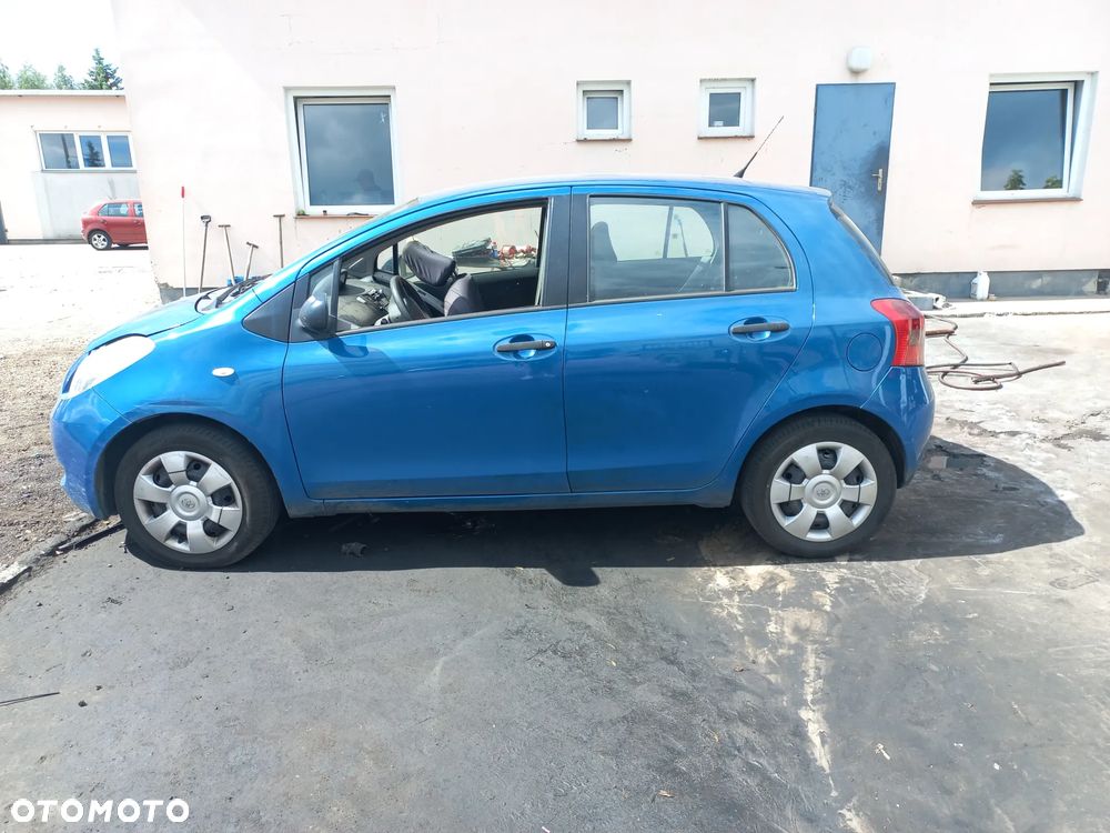 Toyota Yaris II 1.3 VVT-I 07r 5D 8T0 drzwi lewe tylne kompletne