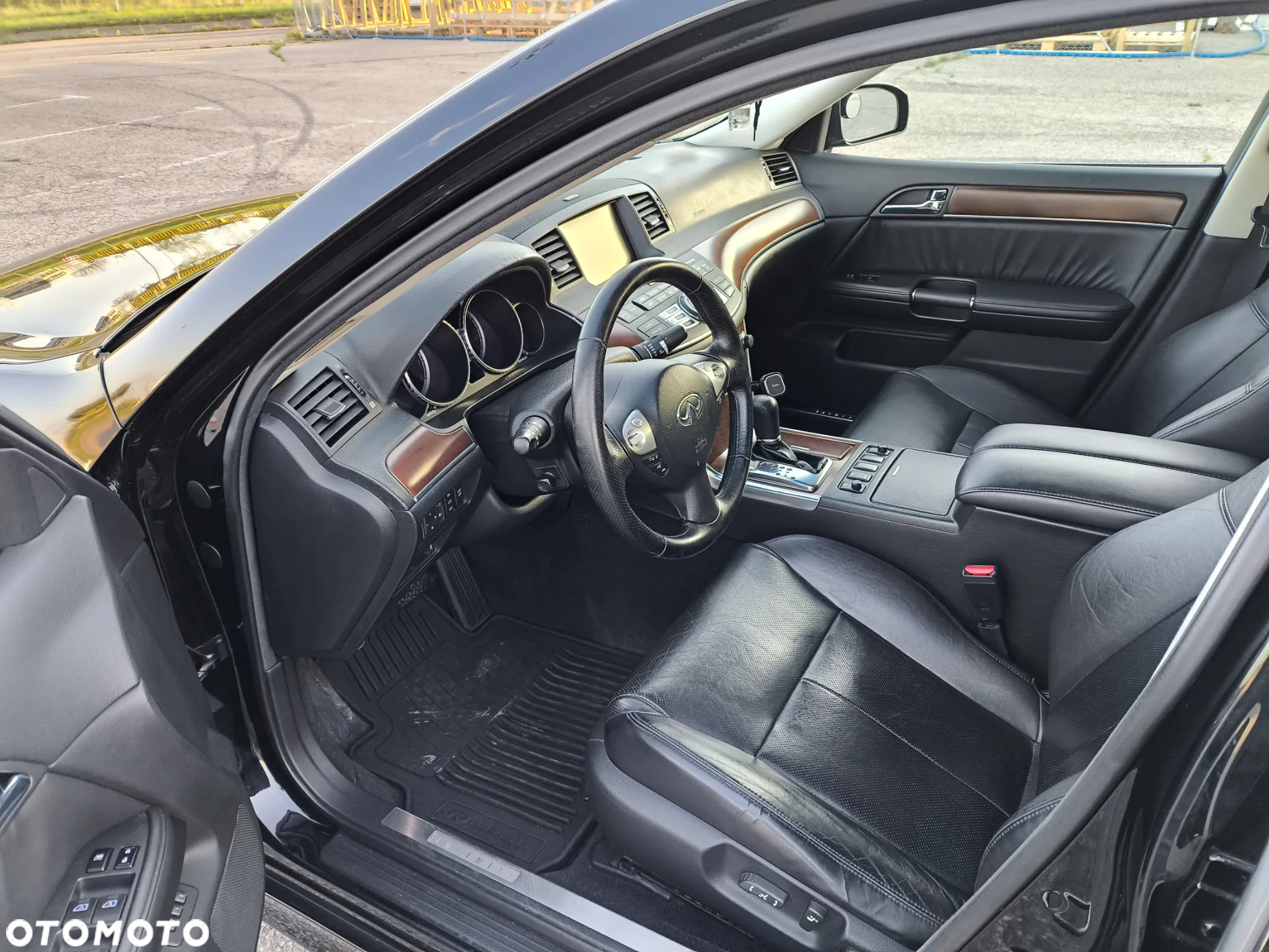 Infiniti M - 10