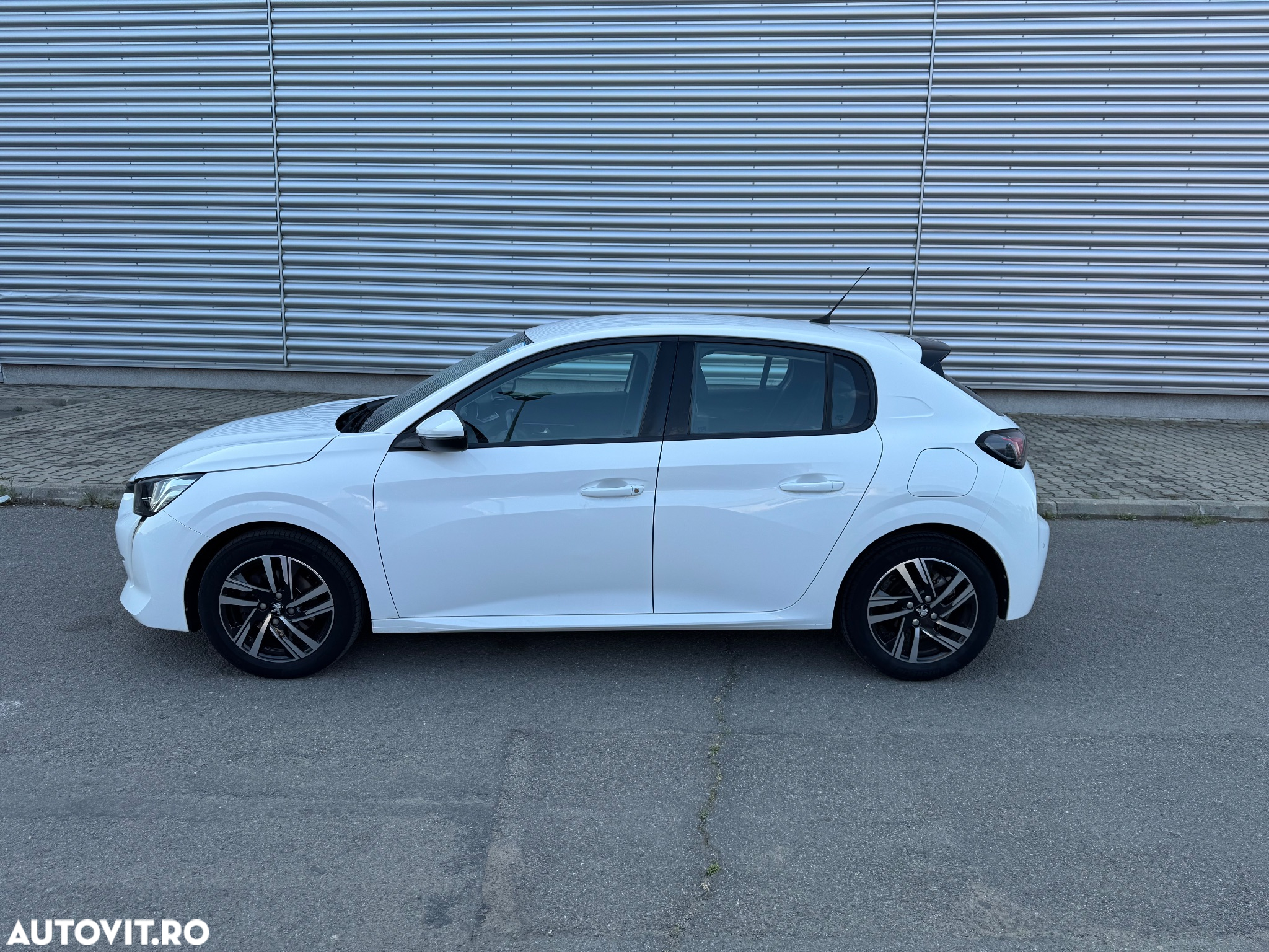 Peugeot 208 1.2 L PureTech STT Allure - 10