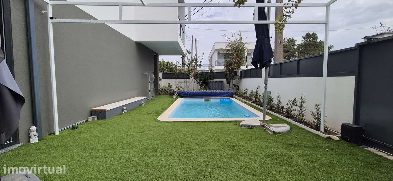 Moradia T3 com piscina e jardim em Seixal - Grande imagem: 2/35