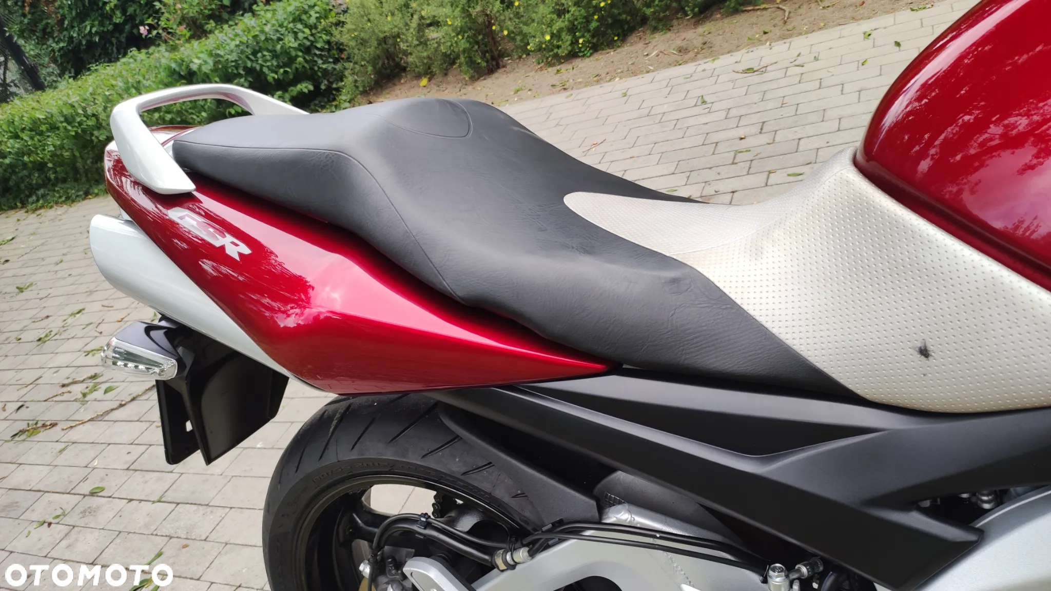 Suzuki GSR - 10