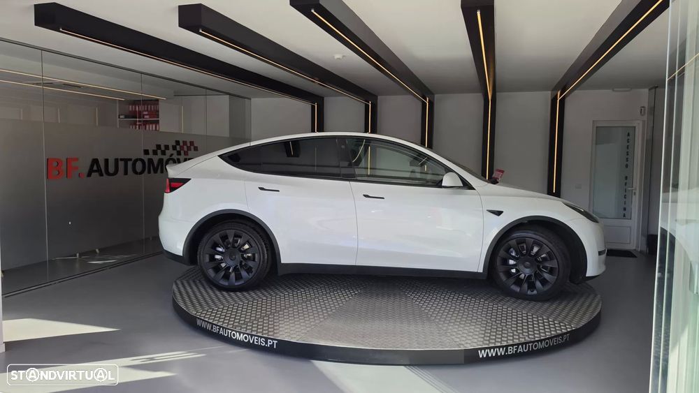 Tesla Model Y Long Range Dual Motor AWD - 8