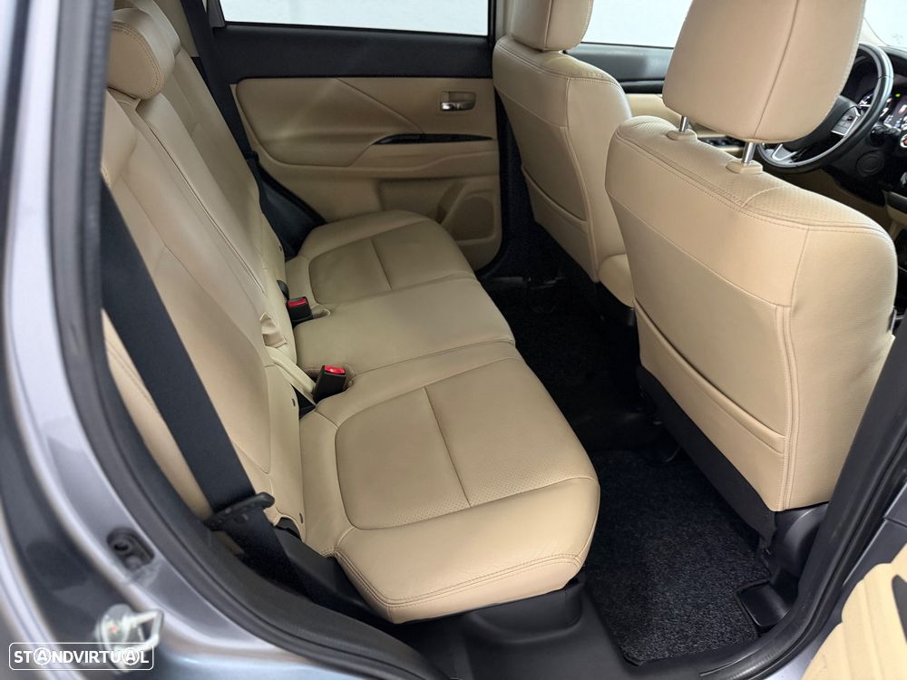 Mitsubishi Outlander 2.2 DI-D Instyle Navi Black Edition - 34