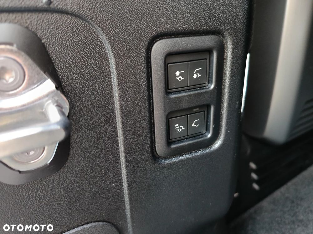 Land Rover Defender - 35