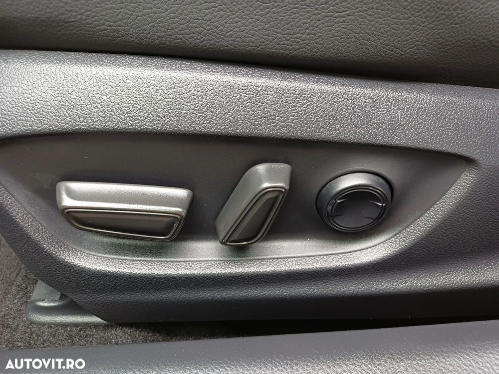 Toyota Camry 2.5 Hybrid Business - 23