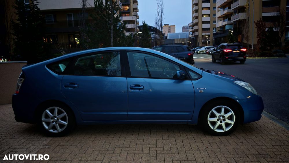 Toyota Prius (Hybrid) - 8