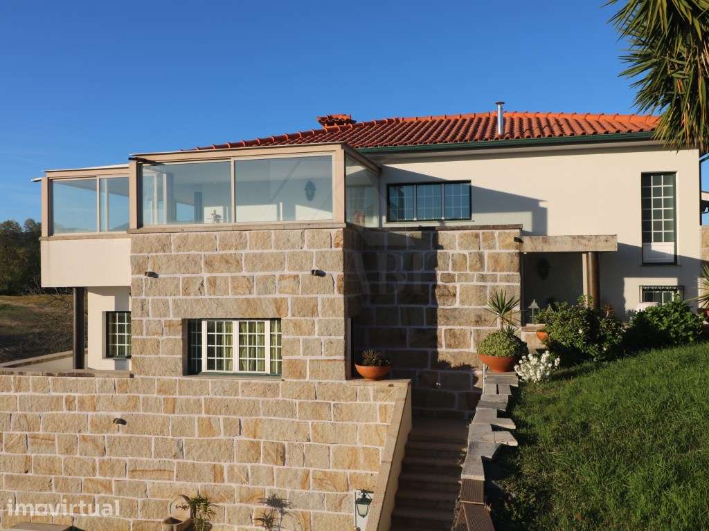 Moradia Exclusiva com Piscina - Grande imagem: 2/19