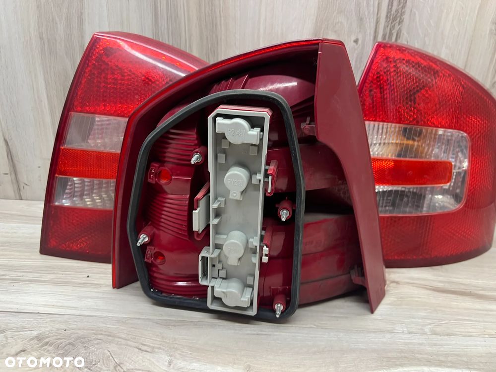 LAMPA TYLNA PRAWA SKODA OCTAVIA II HB - 3