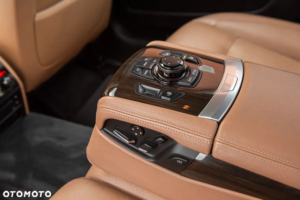 BMW Seria 7 750Li - 30
