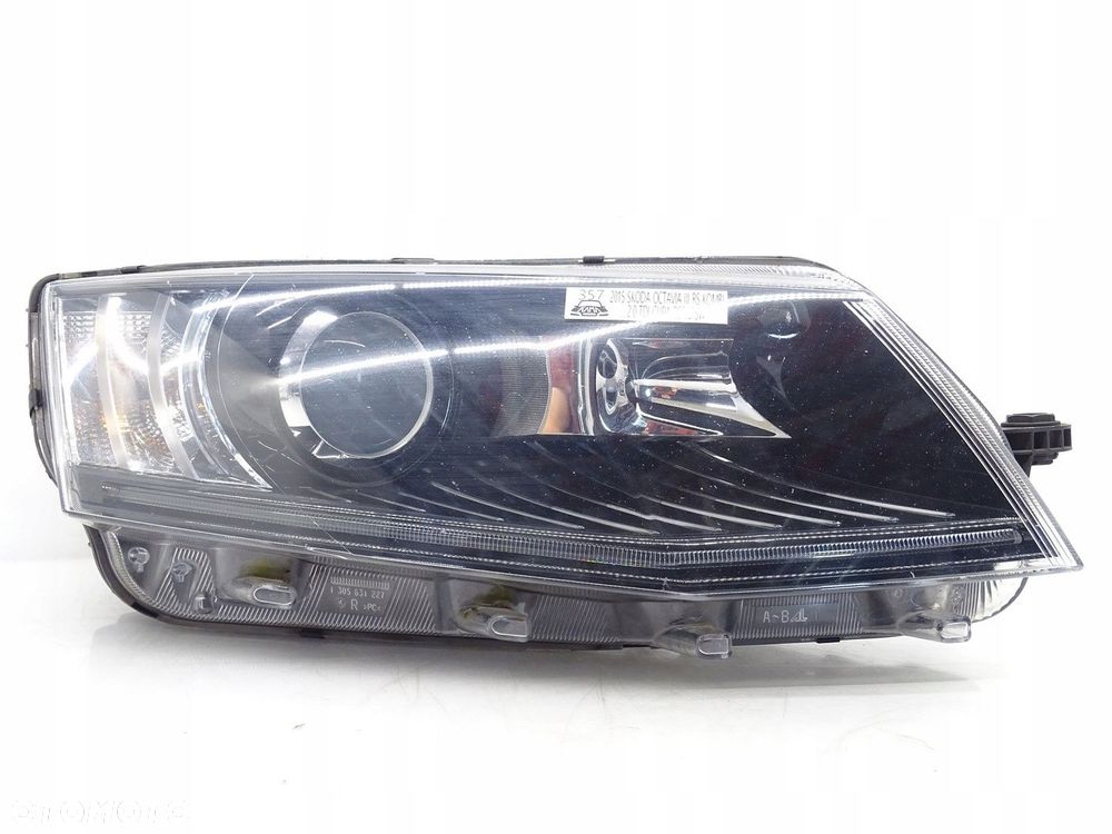 LAMPA BI-XENON PRAWY PRZÓD PRAWA PRZEDNIA SKODA OCTAVIA III 5E 5E2941016B - 1
