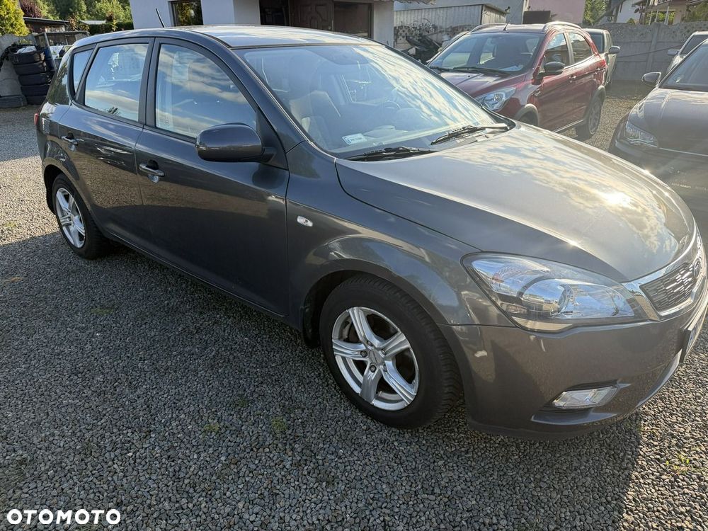 Kia Ceed - 11