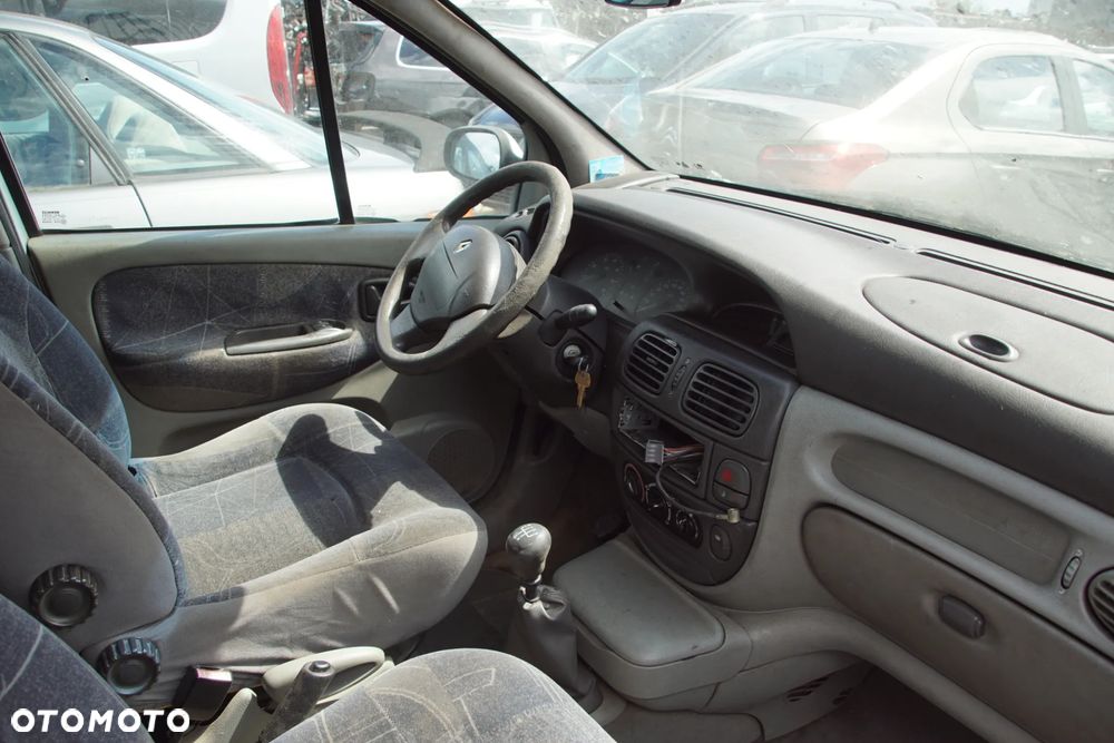 Auto na części - Renault Scenic I Lift 1.9 DTI 102 KM F9Q744 JB3983 MV632 2001R Silnik Skrzynia Drzwi Maska Błotnik Klapa Zderzak Lampa Lusterko Klamka Szyba Deska Kokpit Sterownik Moduł Czujnik Licznik Panel Kierownica - 15