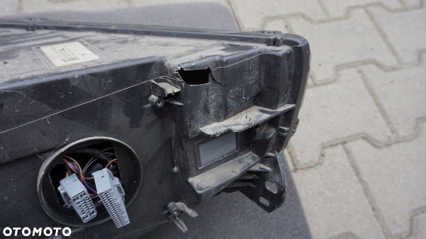 VOLVO XC40 - LAMPA MID LED LEWA PRZÓD - 4