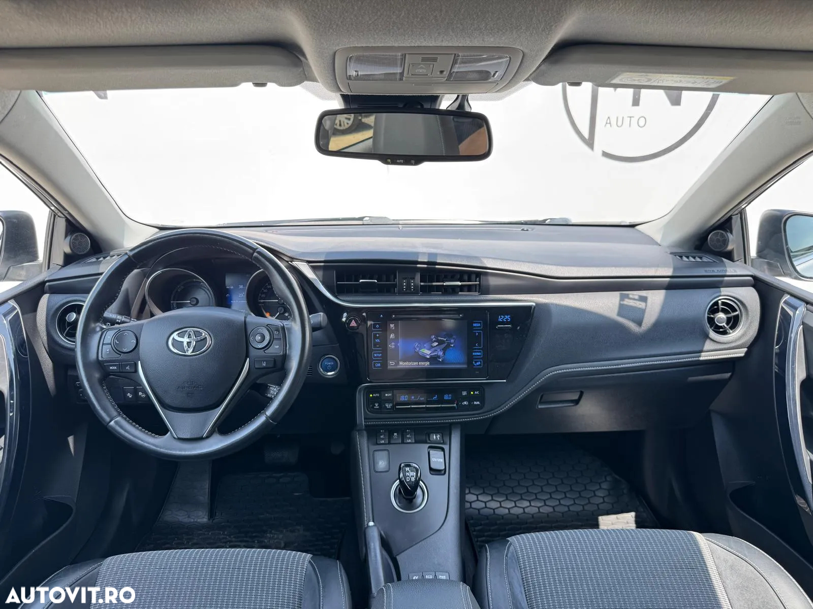 Toyota Auris 1.8 L VVT-i HSD Sol + - 7