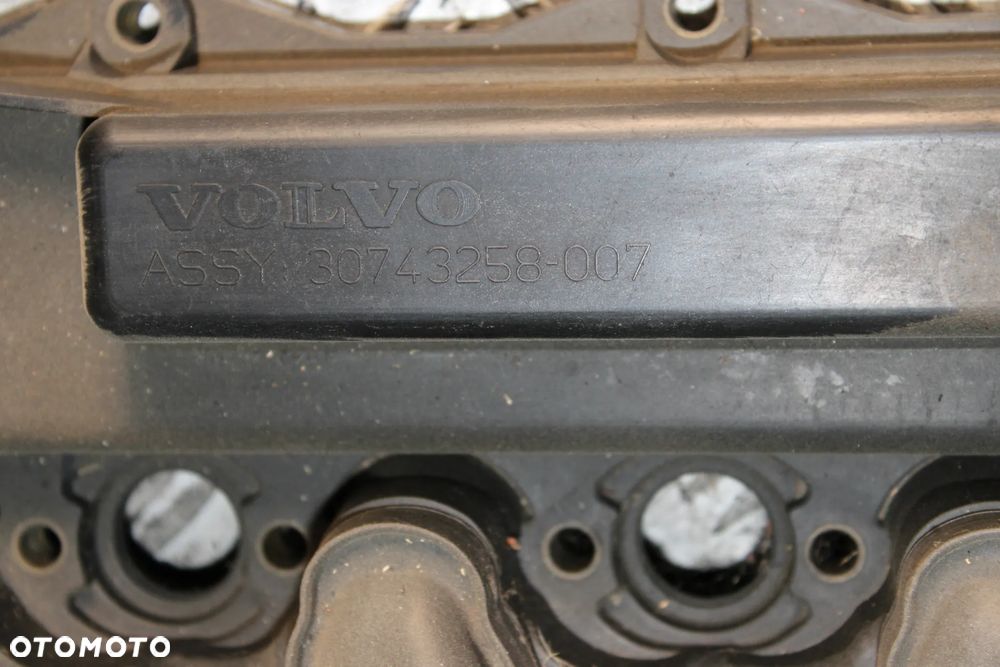 Pokrywa zaworów volvo v50 2,4 D5 30743258-007 - 2