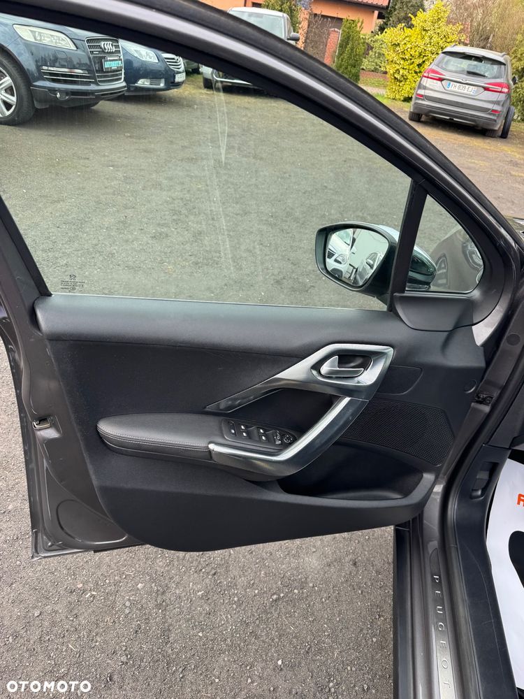 Peugeot 2008 1.2 Pure Tech GPF Signature S&S EAT6 - 22