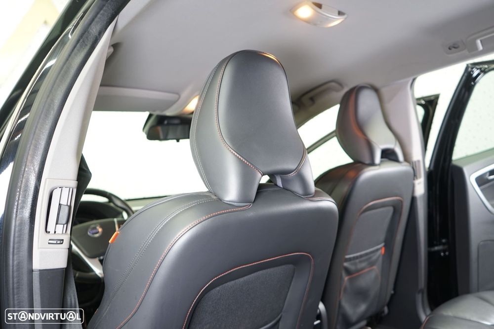 Volvo XC 60 2.0 D3 Momentum Geartronic - 34